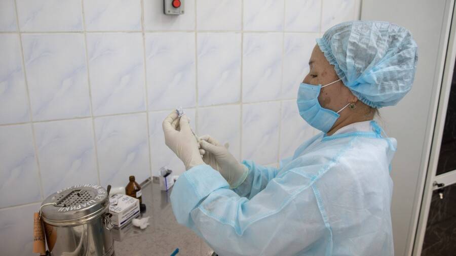 В Алматы 30% онкобольных вакцинировали против Covid-19, осложнений нет