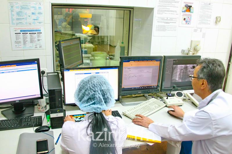 Операции онкобольным начали выполнять с помощью оборудования с разрешением 4К в Алматы