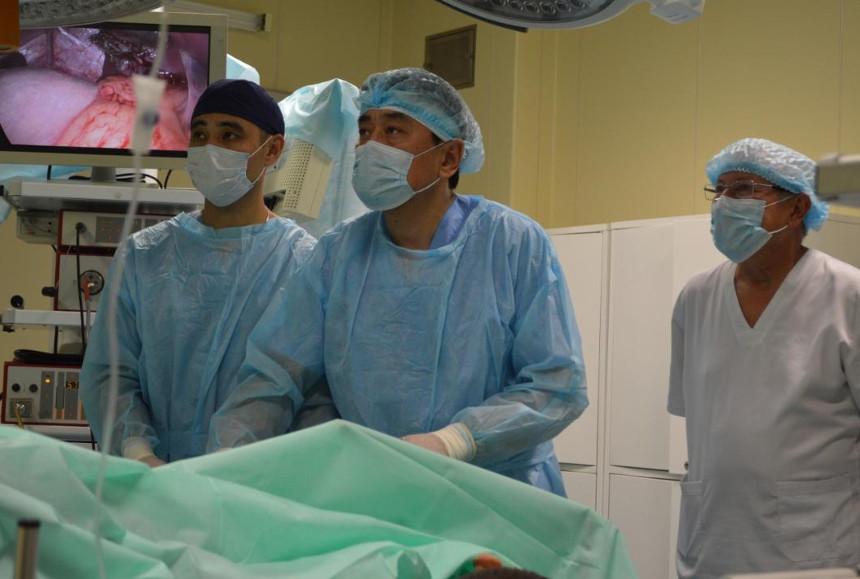 Столичные врачи удалили гигантскую опухоль у 16-летней девочки из Семея