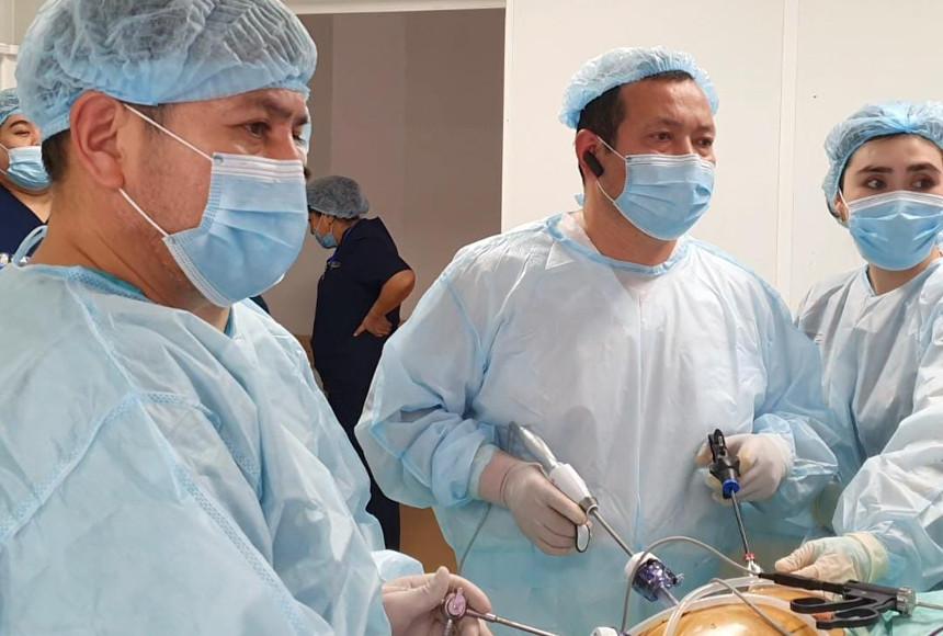 Хирурги Алматы впервые провели уникальную операцию без разреза пациентке с раком