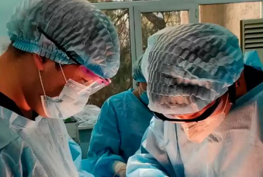 Гигантскую опухоль удалили у подростка хирурги в Алматы