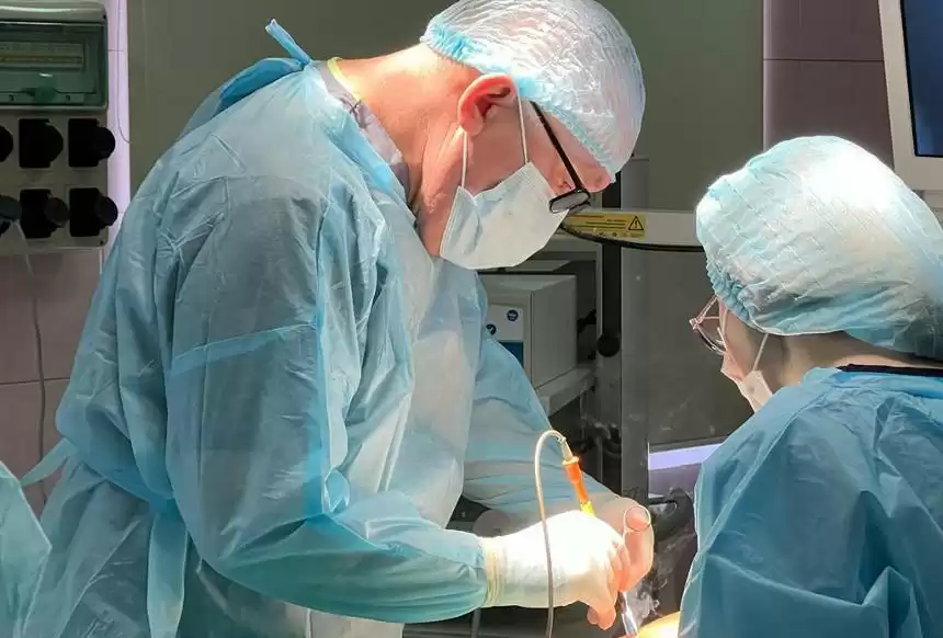 Гигантскую кисту из грудной клетки мужчины удалили хирурги в Караганде